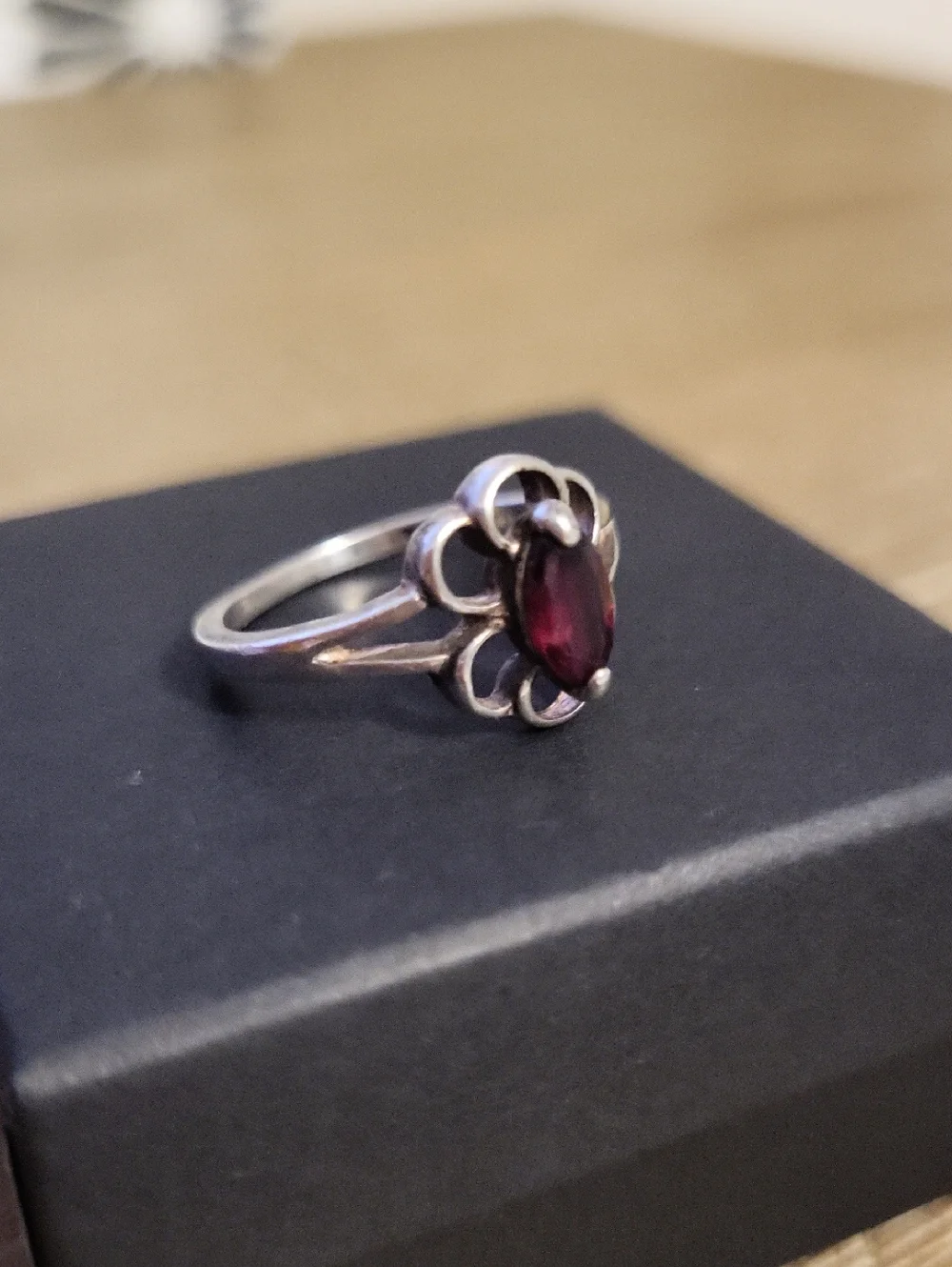 Vintage 925 Sterling Silver Garnet Stone Flower Ring